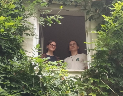 Nelli und Ben schauen aus dem Fenster.